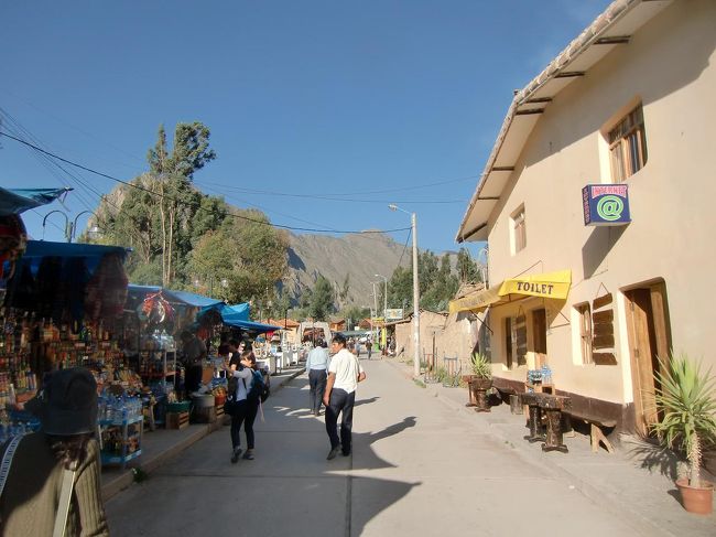 駅のホームから車の駐車場まで少し歩く。道の両側に土産物屋やホテルが数件ある。広い駐車場に大型バスやマイクロバスが多数停まっている。ここから混載車に乗ってクスコに行く。
