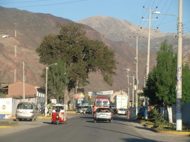 混載車内のお客は我々の他に日本人女性が１人。世界の辺境が好きでよく１人で歩いているという。老いも若きも日本人女性は元気で勇気がある。男は？車はウルバンバの町（写真）を抜けて山に向かう。