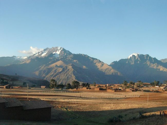 ウルバンバからクスコへ向かう高原（写真）。見事な山岳風景が展開する。<br />