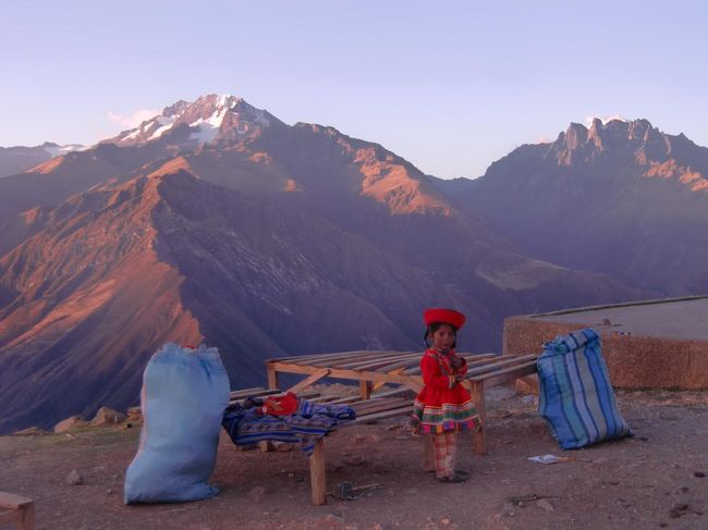 民族衣装のまま１人残された子供（写真）。ペルーの店の人達は観光客に押売りも積極的な勧誘もしない。ただ、店を広げて待っているのみ。（例外：マチュピチュ村のレストラン）