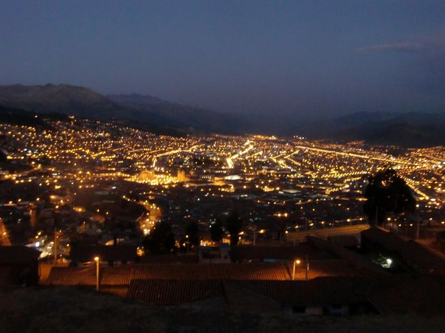 クスコの夜景（写真）が見える場所で停車してもらい写真を撮る。インカ帝国の首都、クスコ。さすがに見応えのある夜景である。