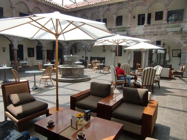 クスコのホテル「ノボテル」に到着。玄関を入ると広いパティオ（中庭：写真）があり、ラウンジ・レストランになっている。ここで夜７時からヴァイオリン・ギターの生演奏あり。