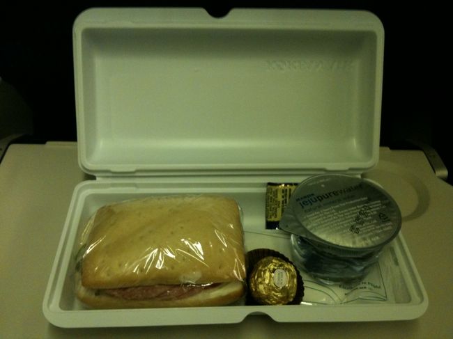 17:35関空発のKAL便にてソウルへ。<br />玉子パック的なモノに入ったサンドウィッチとチョコと水の軽食です。<br />まぁ、一時間ちょいのフライトですからね。