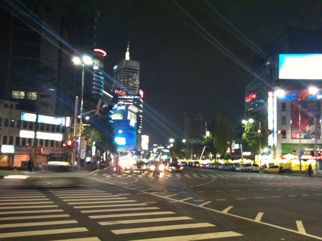 金浦空港から東大門まで地下鉄で移動。<br />金浦ったら市内への地下鉄アクセスがすこぶる良い！<br />5号線一本、1300Wと料金も格安〜<br />アクセスだけ考えたら絶対金浦がいいですね。<br />空港はショボイけど。。。<br />あと、ソウルの地下鉄はエレベータとエスカレータが少ないので、<br />軽いスーツケースでも階段の上り下りけっこう大変です。