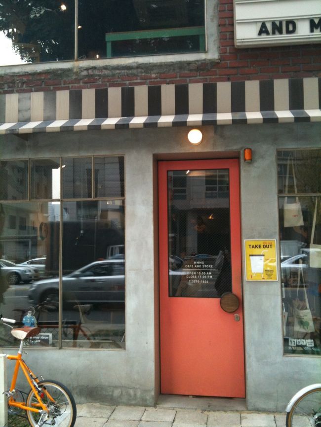 近くにMMMGがあったので寄ってみました。<br /><br />ここの文具はシンプルで可愛く、お手頃なので<br />お土産にしても万人うけします。<br />男子にも評判よいです。<br /><br />明洞は物販だけですがここはカフェスペースもあります。<br /><br />住所 ： ソウル市 鍾路区(チョンノグ) 安国洞(アングクドン) 153番地<br />주소 (韓国語) ： 서울시 종로구 안국동 153번지<br />電話番号 ： ＋82 (0)2−3210−1604　/ FAX：<br />営業時間 ： AM 10：00 〜 PM 23：00<br />休み ： 無休　(연중무휴)