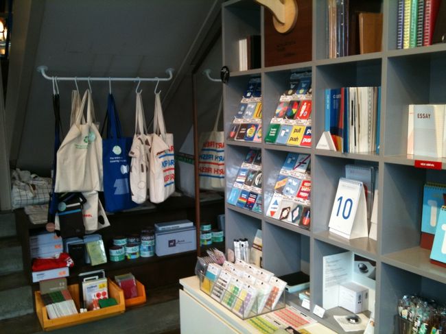 物販スペースはこんな感じ。<br /><br />私は今回、封かんに使えるかわいいガムテープを購入。