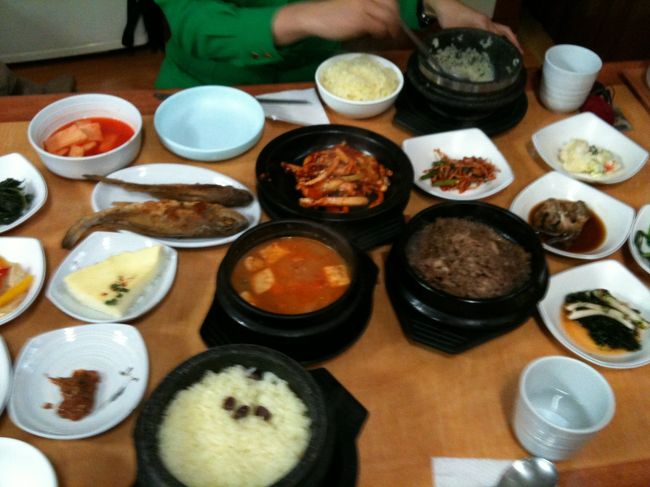 お昼ごはん。<br />インサドンギルから細い路地に入った、一見普通の家風の韓定食のお店。(ガイドブックには載ってない)<br />オンニにごりそうになりました★<br /><br />どんどんでてくるパンチャンの数々…<br />どれもこれも、美味しいのですが<br />私は日本じゃあんまり食べられない「イシモチ」が大好き〜<br />ちょっと揚げ焼き風な感じで。<br /><br />そして量が多すぎて食べられません！