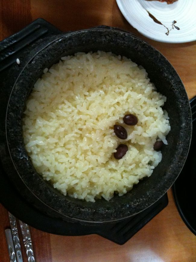 ごはんはひとつひとつトゥッペギで炊きたてのものを持ってきてもらえます。<br />この黄色い色は、湧き水で炊くとこうなるとのこと。<br />甘みがあってマシッソヨ！