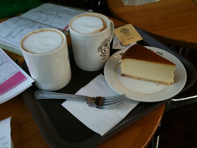 その後はcoffee beanでおしゃべりです。<br />オンニ曰く「coffee beanはレアチーズケーキ！」なので<br />それをわたしも受け売りしております。<br /><br />確かにうまうま〜<br />そして、デカイ！<br />カフェオレもなみなみ。<br />お話がはずみます。