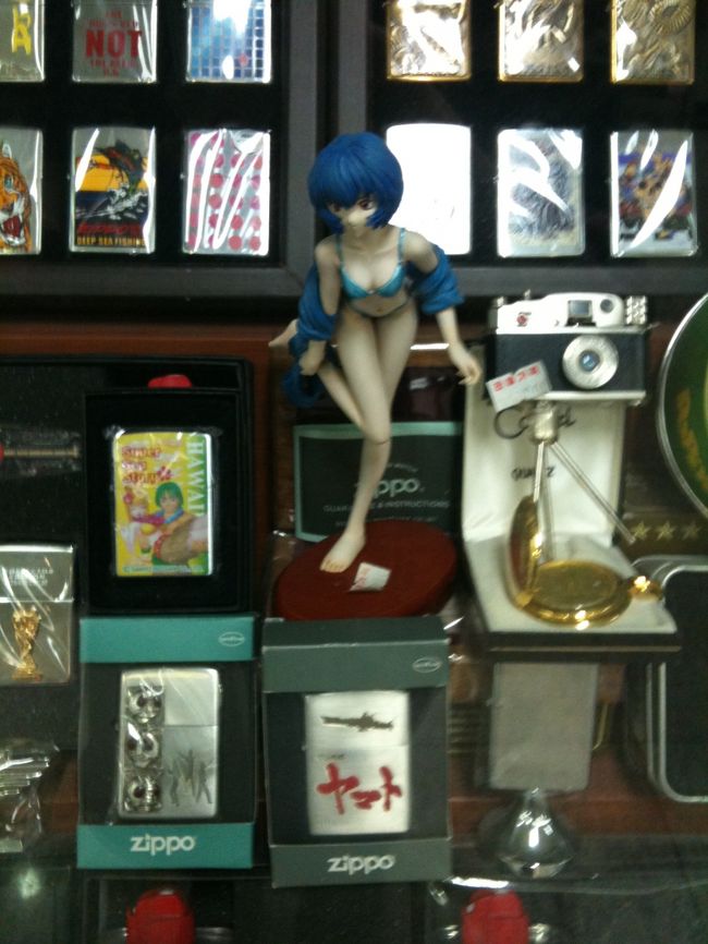 その後、たのまれもののコスメを買いに地下鉄で明洞へ。<br /><br />これは乙支路の地下にいた綾波レイ。