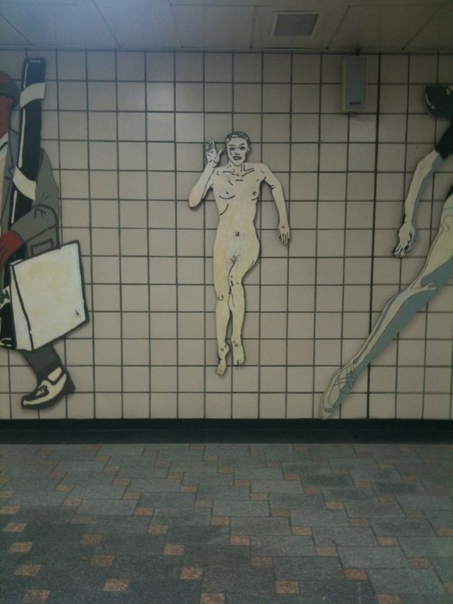 全裸の人。<br /><br />こういう、オモローなサムシングを誰かと共有できないのは寂しいですねぇ。<br />まぁ、好き放題色んな所まわれる自由さと天秤にかけたらどっこいどっこいですが。<br /><br />明洞の人の多さ＆日本人の多さにウンザリしてきたので、一旦ホテルにもどります。<br /><br />シートマスク　が　重いぜ。