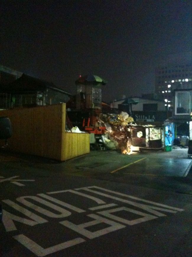 これはホテルの近所。<br />隣が故紙をプレスしてる工場なんです…<br />ちょっと廃墟ライクで最初びっくりしました。<br />一日で慣れましたけど。<br /><br />道路標識がハングルで可愛いな。