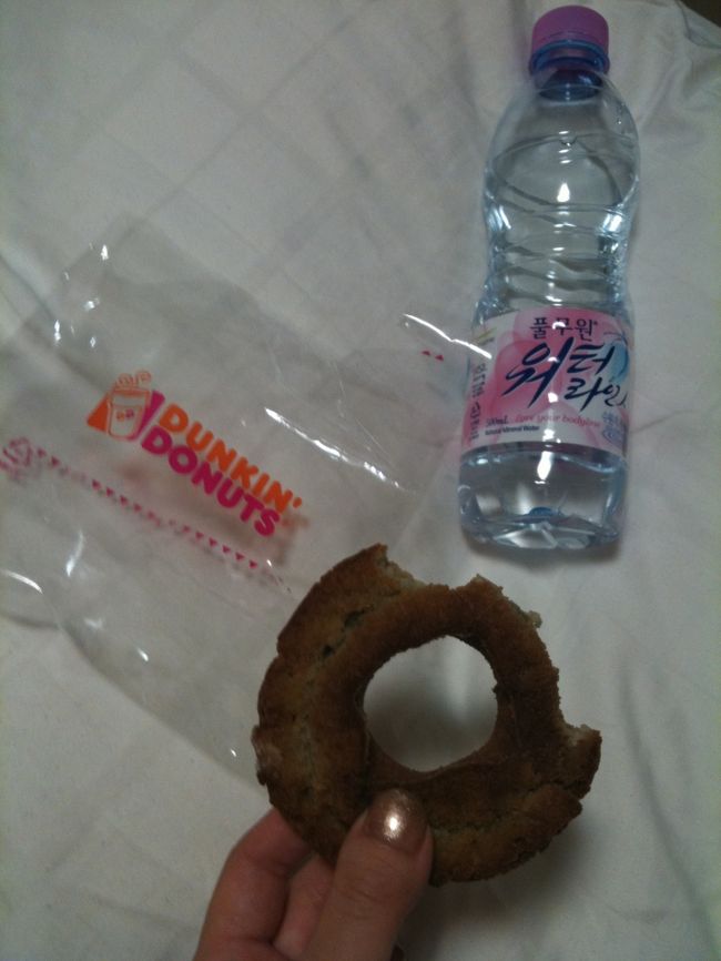 小腹が減りました。<br />インサドンのダンキンドーナツで買ったドーナツでひとりおやつタイム。<br /><br />コグマドーナツといってさつまいものドーナツ。<br />味はミスドのオールドファッションに似てます。