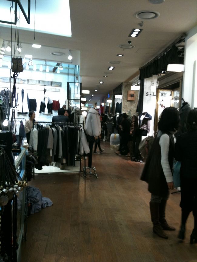 これはよく行く卸売りビルその2のU:US(ユオス)。<br /><br />バイヤーが数十枚単位で買い付けバンバンしてます。<br />平和市場に比べると小売りしてくれる所は少ないですがキレイで見やすいです。<br /><br />今日はここでは何も買わず。<br />途中、屋台で上下マイクロファイバーのもこもこパジャマを買いました。<br />あったかい！