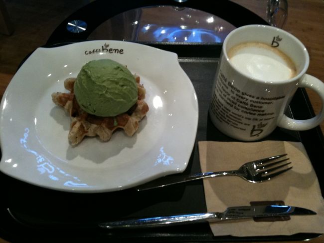 焼きたてのワッフルとカフェオレ。<br />ほっこり。<br />美味しい〜〜<br /><br />ワッフル、もうトッピングないから終了って言われたけど<br />別の日本語話せる店員さんが来てアイスのっけて作ってくれました。<br /><br />韓国ってあちこちに美味しいカフェがあって、<br />しかも深夜までやってるので一人旅にはありがたい。