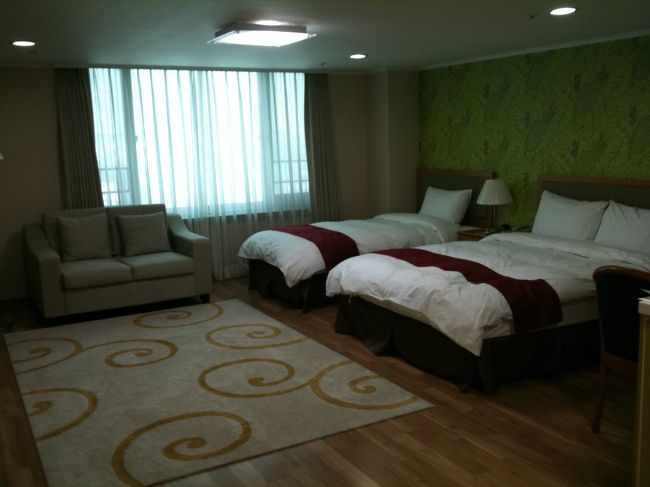 本日より友人2人と合流するのでホテル移動〜<br />スーツケースをゴロゴロ引いて、お先にチェックイン。<br />場所は同じく東大門の「イーストゲートタワーホテル」。(15000円／泊)<br /><br />部屋、ひろっ！<br />キレっ！<br /><br />靴を脱いで上がるので、人んちに来たような妙な落ち着き感があります(笑)<br /><br />