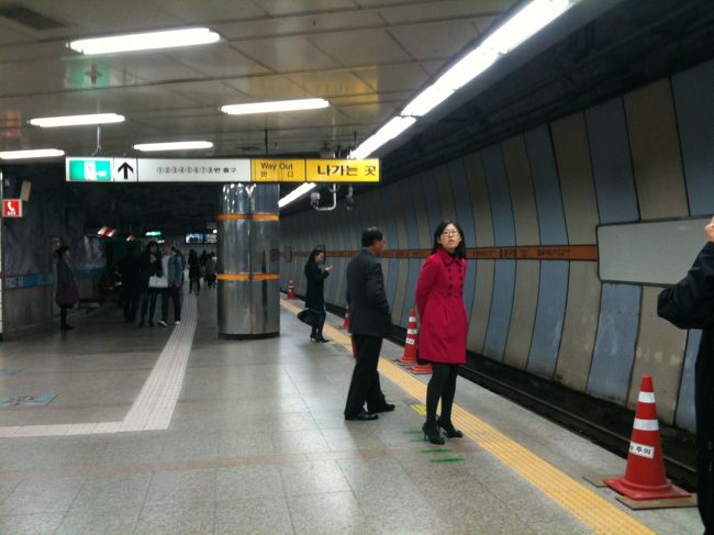 夕方に友人が来るまで、ちょっとお出かけ。<br />ずっと行きたかった「江南地下商店街」へ行きます。