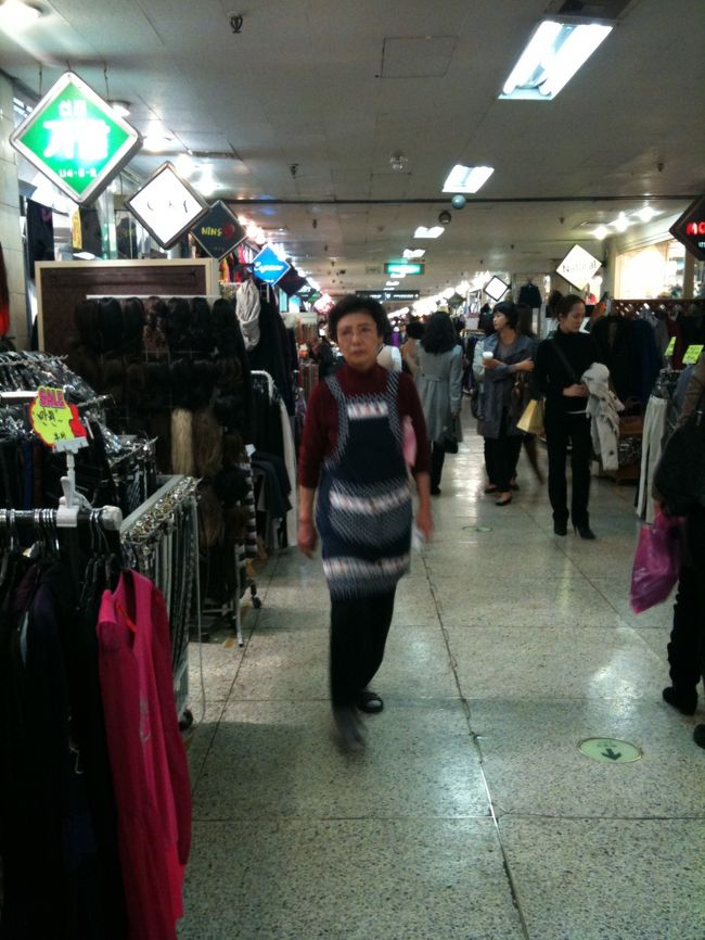 東大門から地下鉄で20分くらいで江南地下商店街へ到着。<br /><br />ここは大阪で言うと天神橋筋商店街的なところです。<br />いわゆる庶民のショッピング街です。<br />そんなわけで大阪のオバちゃんみたいな人がいっぱいいてすごく落ち着きます。<br /><br />中身は生活雑貨から衣料品までなんでもあって、お安い！<br />まぁモノはピンキリなのですが、探せば良いものが激安であります。<br />何より定価販売なので、値段交渉の煩わしさが無いのです。<br />おすすめはヘアアクセです。<br />大人でも使いやすい細めのカチューシャが一本2000Wくらいからあります。激安！