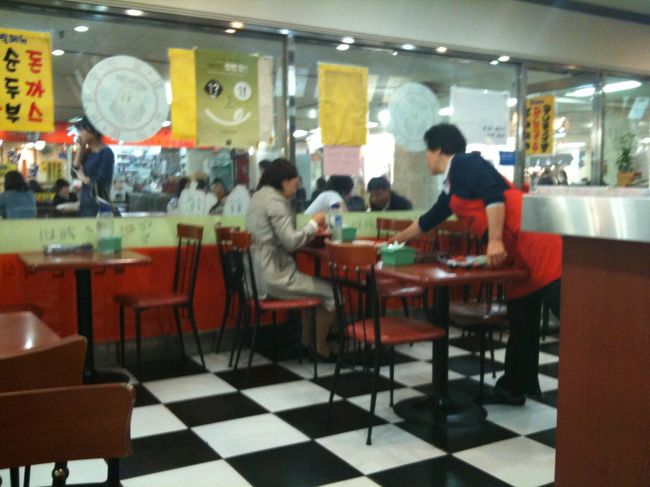 その後、またマイクロファイバーのパジャマを買ったりしてごはんタイム。<br />ここは隅のほうにキンパ天国などの食堂もあるのです。<br /><br />とりあえず適当に食堂に入ります。