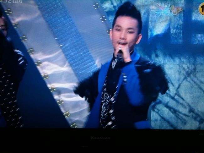 ホテルに戻って来て、歌番組に見入ってしまう。<br />韓国の男性アイドルっておもしろいから。。。。<br /><br />しばらくして友人たちと合流。<br />コンビニ寄ったり、DOOTA行ったりして、この日は終了〜