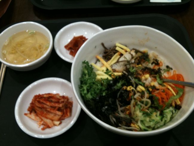 韓国くつしたとかタイツを買って新世界百貨店の地下フードコートでお昼。<br /><br />一生懸命、ハングルを読んでビビンパを注文。<br />たしか7000Wくらい。