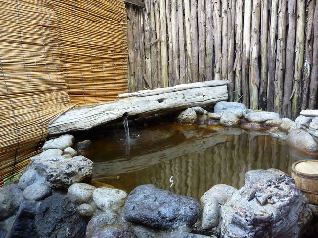 お湯はみな大浴場と一緒<br /><br />泉質は、ナトリウム塩化物泉系だ。<br />薄く茶色がかっている。<br /><br />コメントしようがないお湯かな。