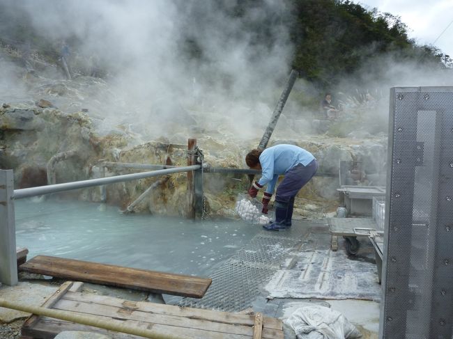 売店のそばでは、にーちゃんが、温泉玉子作りに精を出している。<br />まー、「温泉玉子作り」とはいっても、カゴにはいった卵をお湯に入れたり出したりしてるだけだ。