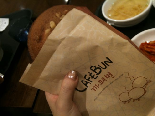 百貨店のパン屋で並んでた所があったので買ってみました。<br />メロンパンのカフェオレ版みたいなやつです。<br />甘すぎずおいしい。<br /><br />こういうパンはソウルで流行ってるみたいです。