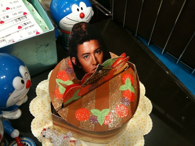 鐘閣のコスメショップ「It's skin」へ。<br /><br />本日30%オフなるものを開催するという情報を得ていたので<br />わざわざここへ行ったのでした。。。。<br />これでもか、これでもかと言うくらい化粧品を購入。<br /><br />しかし、アレですね、化粧品買うなら明洞外した所のほうがいいですね。<br />日本語通じないけど、一生懸命接客してくれるし、オマケもたくさん入れてくれます。<br /><br />これはそのショップにあったキムタク。<br />店長さんがキムタク好きらしいです。<br /><br />あまりに化粧水やらが重かったので、タクシーでホテルへ戻ります。