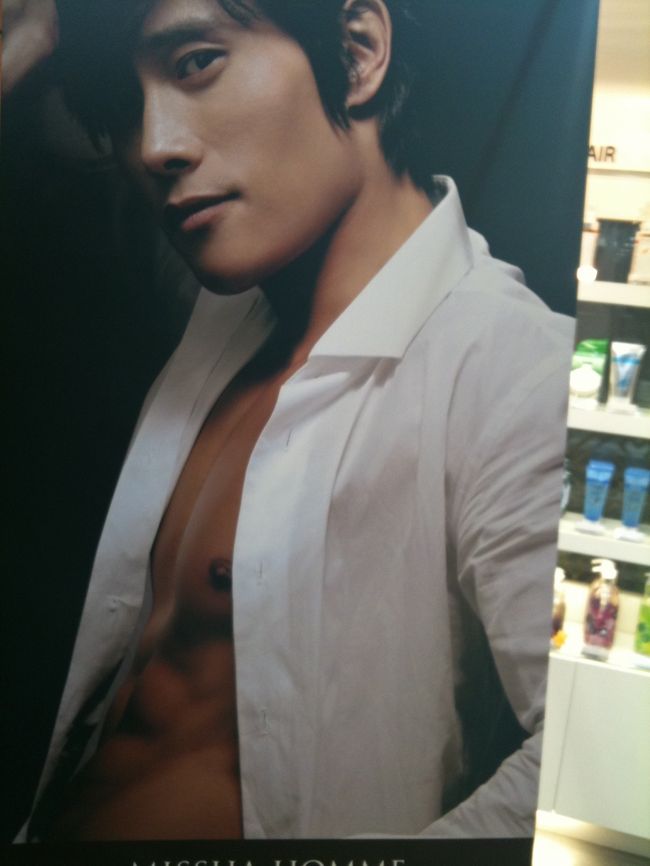 最終日、いつものコースであるロッテマートへ。<br /><br />タシダとかバターワッフルとかチャプチェ用のはるさめとかいっぱい買います。<br />スーパー楽しいなぁ。<br /><br />なんかずっと買ってますね。<br /><br />このビョンホンは、ソウル駅にあるミシャで。<br />乳首が気になりました。<br />ここのミシャでは、トップコートとかちょろっと買っただけなのにビョンホンのカレンダーとかくれました。