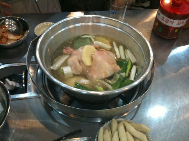 東大門のタッカンマリの有名店へ。<br />ずっと食べたかったのです！<br /><br />お味はもう〜、めちゃくちゃうまい！<br />鶏独特のくさみもなくジューシー、<br />またタテギが辛くて超うまいです。<br />あと、トッポッキがふわふわ！<br />乾燥させてないお餅だからこうなるのかな。<br />シメのクッスもスープが絡んで絶品です。<br />うーまーいー。また食べたい！<br /><br />◆陳玉華ハルメ元祖タッカンマリ<br />住所：ソウル市 鍾路区(チョンノグ) 鍾路５街(チョンノオーガ) 265-22<br />電話番号：02-2275-9666<br />営業時間：10：30〜24：30（ラストオーダー23：00)<br /><br /><br />