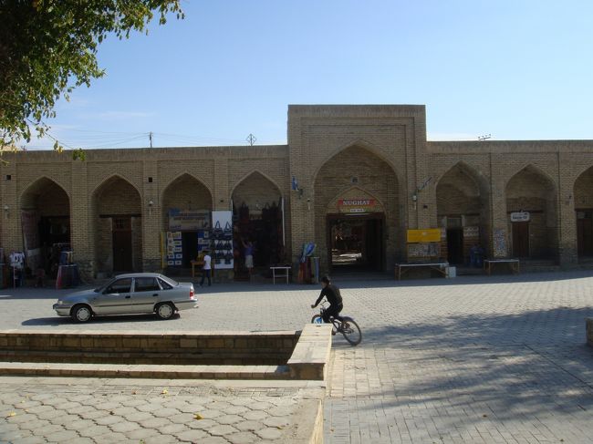 んで、ワイン屋さん、何処だっけ？<br /><br />この建物の中だったかな。