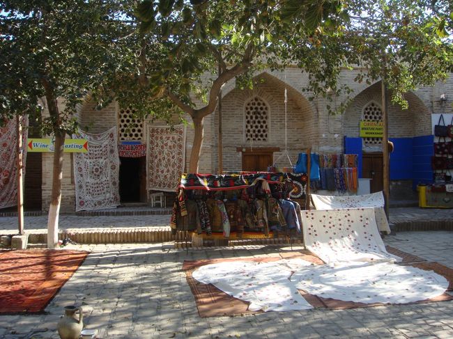 気持ちの良さそうな中庭…向こうの方に、”Wine Tasting”と有りますね。