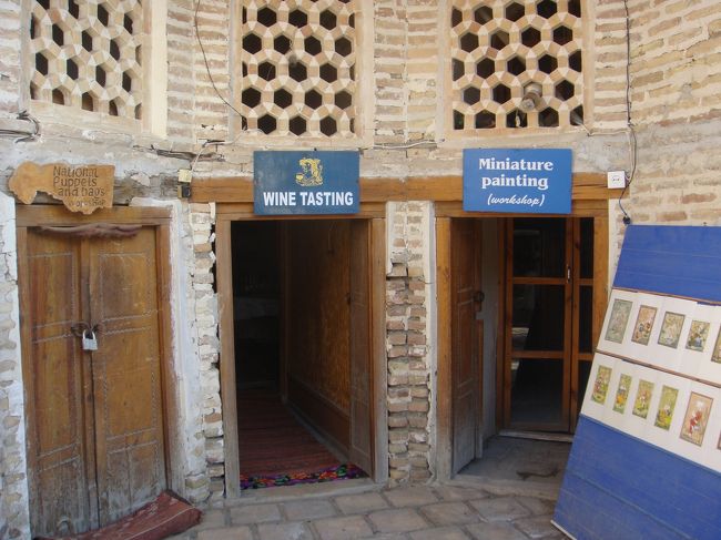 こちらみたいですね。やってるかなと、覗き込んでみると、外からおじさんがやって来て、ワイン飲むかと。えぇ、そりゃーもう。