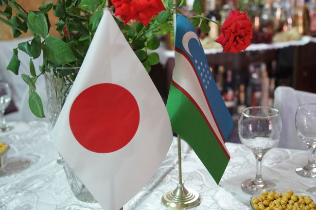 さて、テーブルにつきますと、日の丸と、ウズベキスタン国旗が出て来ました。<br /><br />なんや、大袈裟な。