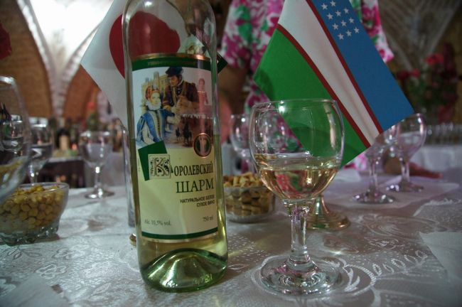 テイスティングは、8種類で8$だそうです。<br /><br />最初の品は、白ワイン。お姐さんが、一応英語で説明してくれるんですが、聞き取り辛い…聞き取れても、ブドウの品種やらはわたしには良く分からんしね。<br /><br />んでも、さっぱりめで、なかなか良いスタートね。