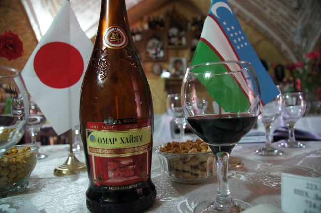 お次の赤ワインは、有名な詩人さんの名前を冠してるそうで、詩集も見せてくれましたが…すんまへん、この辺の文学、全然知識無し。<br /><br />んで、日本人には一番人気だそうです。確かに、するすると飲める赤ワインですな。