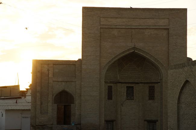 サマルカンドでもブハラでも色々おせぇてもらったお姉さんとも、今晩でお別れです。<br /><br />昼寝から起きたところで、出発されるのでお見送り。