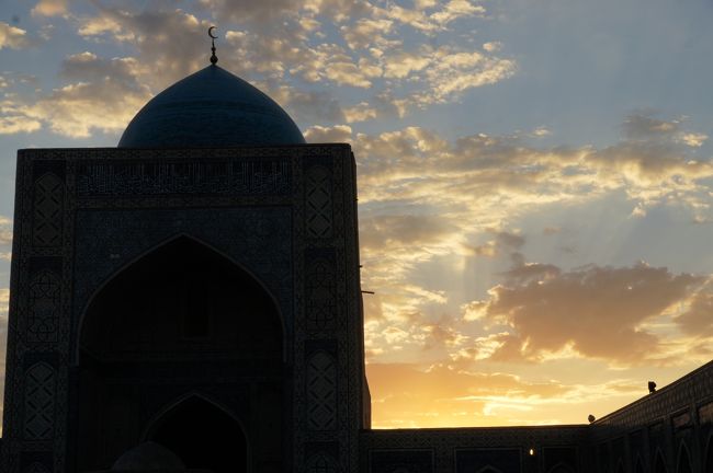 宿の晩ごはん、とってもいいんですが、一人で食べるの味気無いし、一人だけの客が色々残しちゃなんなので、どっか賑わってる店にでも。