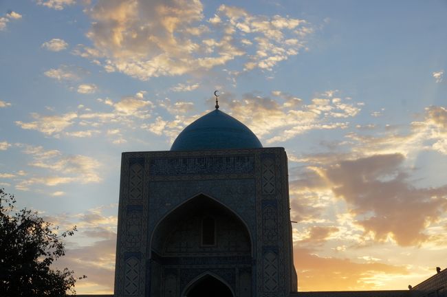 それにしても、珍しく？雲が多いね。赤味のかかった雲の色もえぇかも。