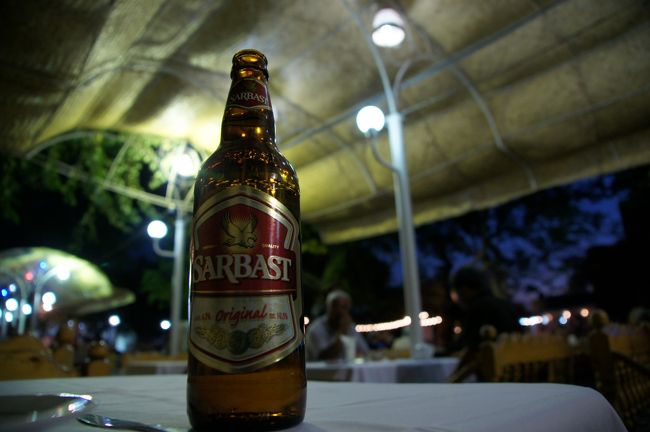 注文終えて、何は無くともビールです。まだ、ワインの酔いも抜けきった訳では無いですがね。<br /><br />んでも、なんでブハラのビール出さないんだろね？