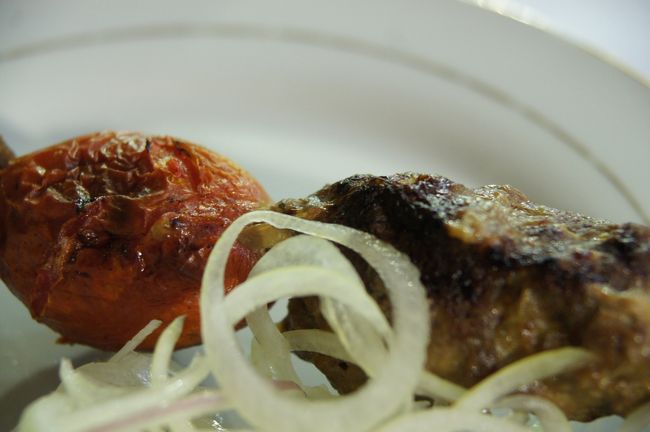 俵型のハンバーグ4つと、トマトを長〜い串に刺して焼いてますね。<br /><br />ほぼ塩味のみで、わりと軽い味付け。ビールに合いますな。<br /><br />最後の食事もまぁ、これで。