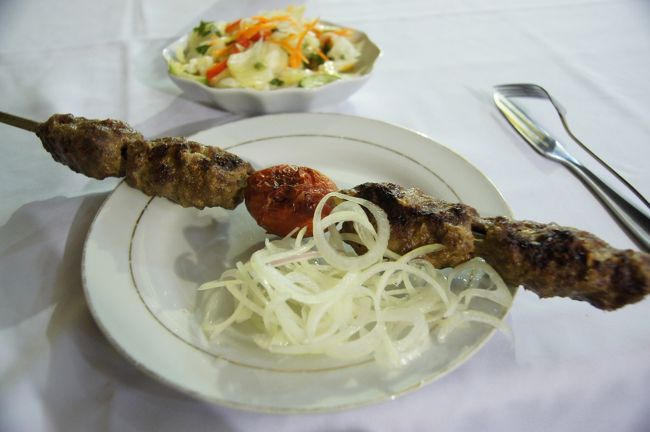 んで、気になっていたのはこちら、シャシリク。前に来た時、ほとんどのお客さんがこちらを注文されていたし。<br /><br />鶏、牛、ミンチの中から選ぶんですが…羊ないのね、ミンチで良いやって、出てきたんがこちら。