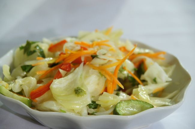 サラダは、ちょっとでも青いのが欲しいなぁって事で、キャベツサラダ。微かな酢がアクセントになっていてえぇね。何しろ(ちょっとだけど)青いし。