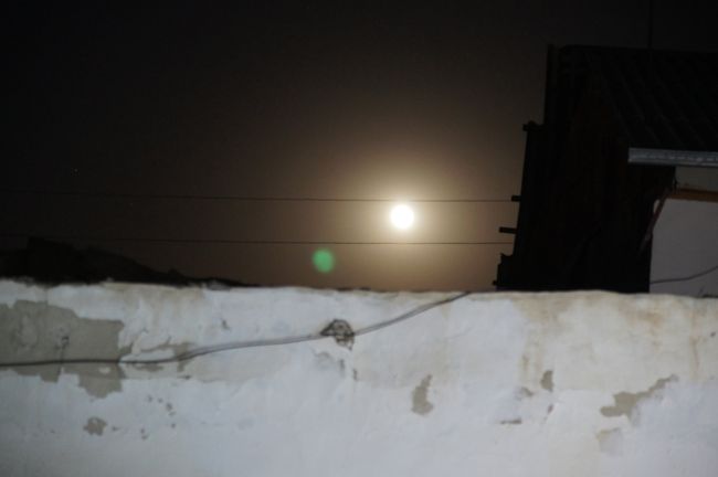 宿に戻って、ビール呑みながら荷造りして…お腹の調子が悪化して来たなぁ。何度もトイレに通っていると、宿のお母さんが心配して胃薬くれました。ちょっと治まって来ましたかね。んじゃ、寝ましょ。久しぶりに一人の部屋になりましたが…これはこれで落ち着かん…<br /><br />−−−−−−−−−−−−−−−−−−−−−−<br />全日程はこちらへ<br />http://4travel.jp/traveler/hhb00102/album/10511623/