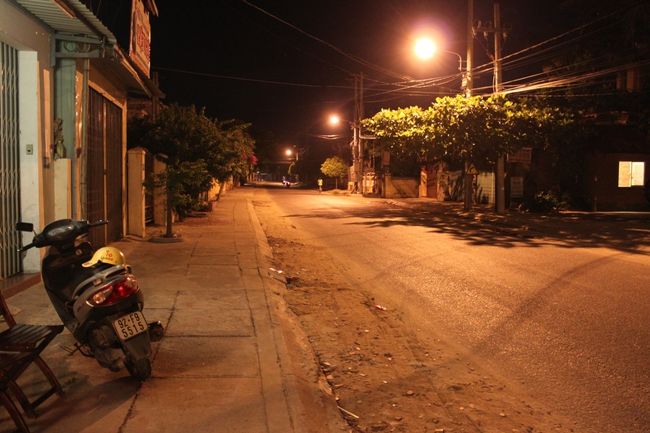 ベトナムの夜は早い。<br /><br />まだ10：30くらいなのにひとけがない。。。<br /><br />ホテル行きの車はとっくに出てしまったので、歩いて帰ることに。<br />治安はいいにしても、4ｋｍくらいの真っ暗な道は怖いです。<br /><br />