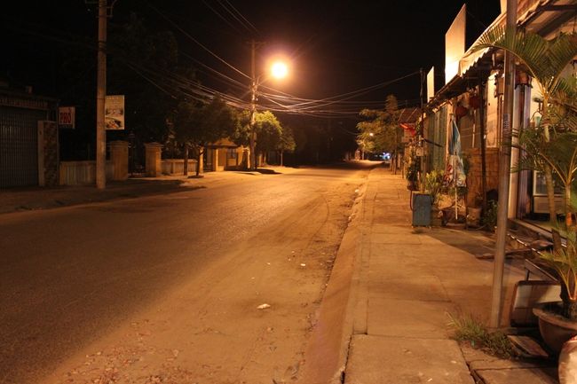 そして、暑い。<br />酔いは醒めましたが、蒸し暑く、体力が限界…<br /><br />途中、夫はやっと見つけたお店でアイスが欲しいと、<br />レジの裸のおっさんに「いくら？」と聞いたが「○○○○ドン」が上手く聞き取れず、「ぼったくってんじゃねーぞ！」とおっさんの頭の上で…<br /><br />ここは、そんなはっきり文句言っても日本語は誰にも聞こえない国。<br />私ら、透明人間だね。とか言いながら、「たけーよ。」「可愛くない。」等、構わず自由に会話していました。