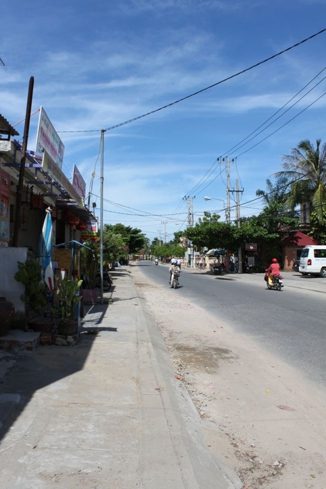 ホイアン市街に行くまで腹がもたず…<br />まず、ホテルの前の食堂でランチにします。