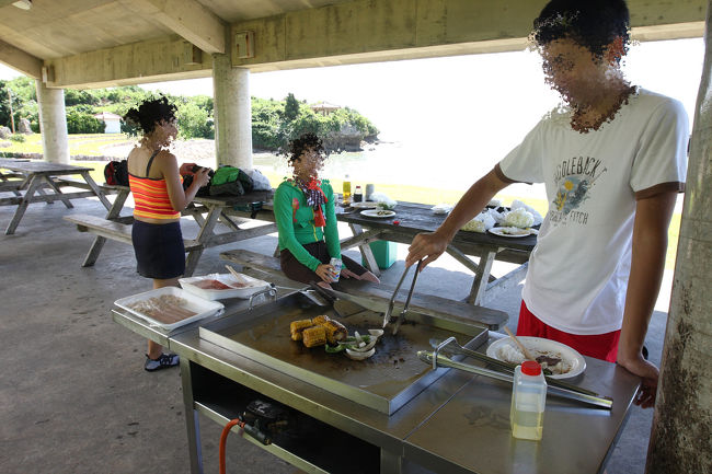 メンバの嫁さんがここ近辺に実家があり、予約やクーラーボックスをもってきてくれました。ありがたやぁ〜<br /><br />会場代と食べ物代、コンロのレンタルもろもろあわせて、2500円くらいだったでしょうか・・。食べ物の持ち込みがNGですが、焼き肉や焼き鳥、ごはん、ソーセージなどがセットになっています。<br /><br />まずは、飯！