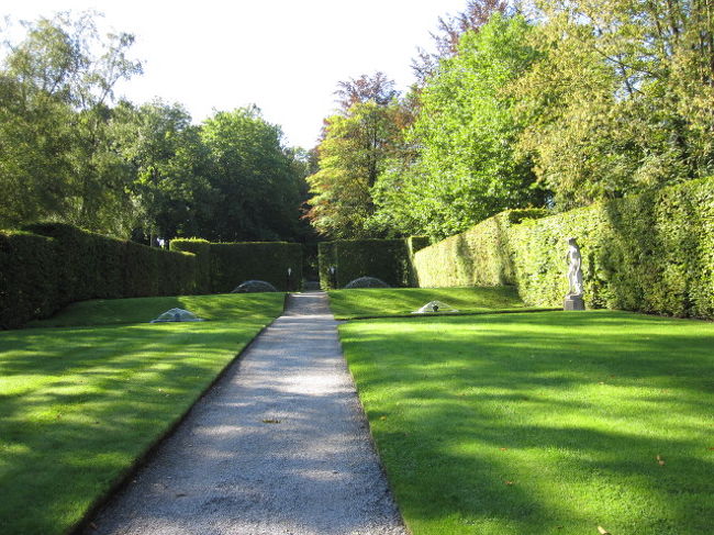 フランス式庭園とイギリス式庭園が<br />あるというなかなか珍しい庭園のようです。<br />